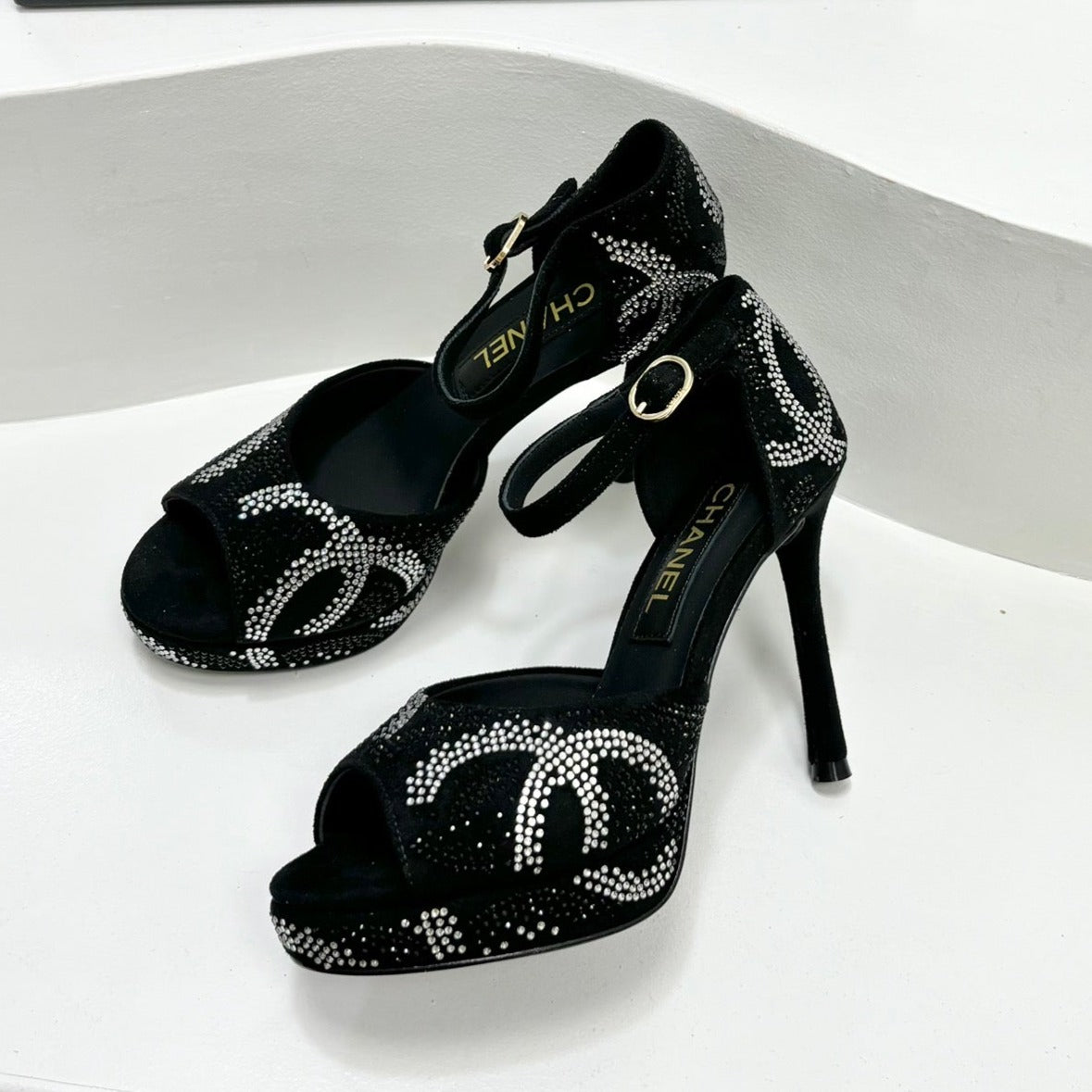 CHANEL HIGH HEELS ONE STRAP IN BLACK GOATSKIN