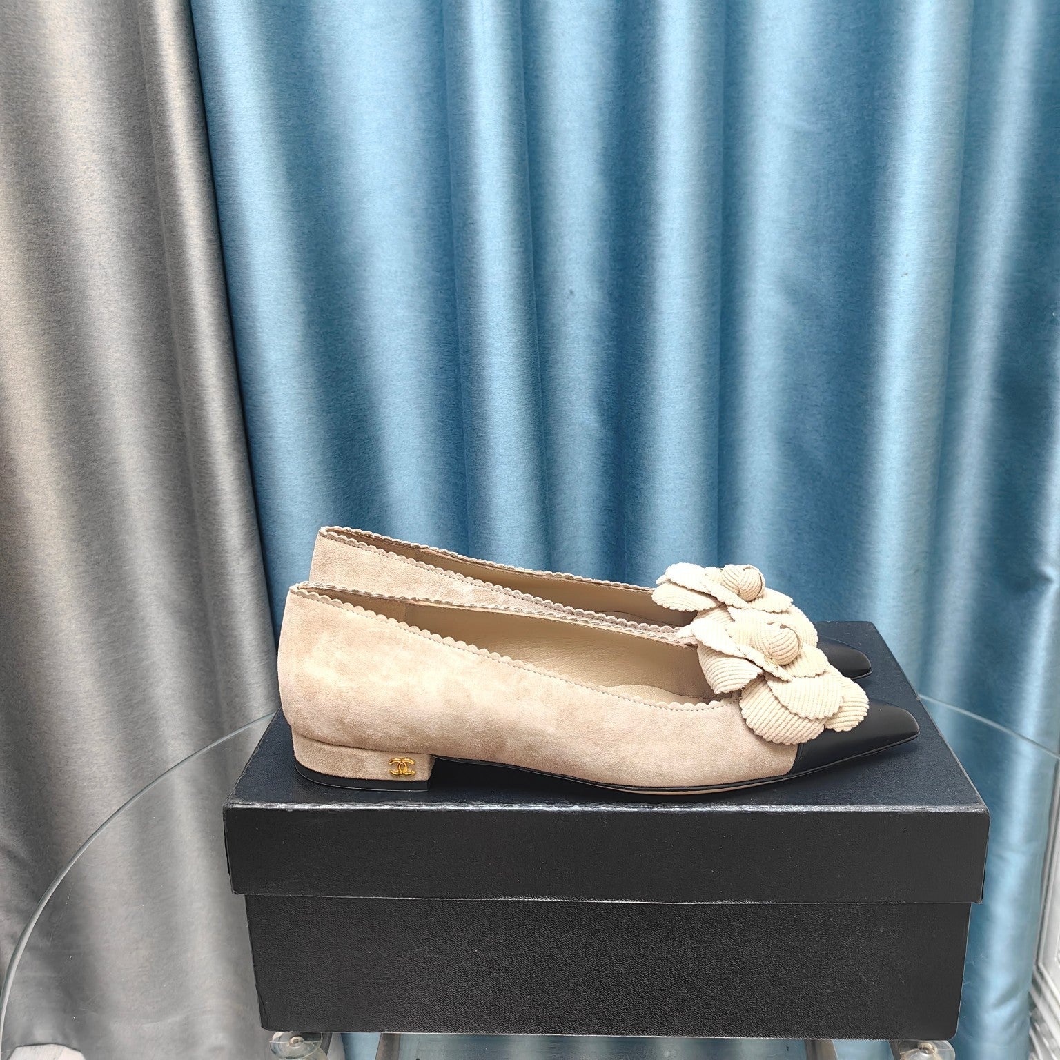 CHANEL BALLET FLAT IN TAN BEIGE SUEDE AND BLACK CALFSKIN WITH FLOWER