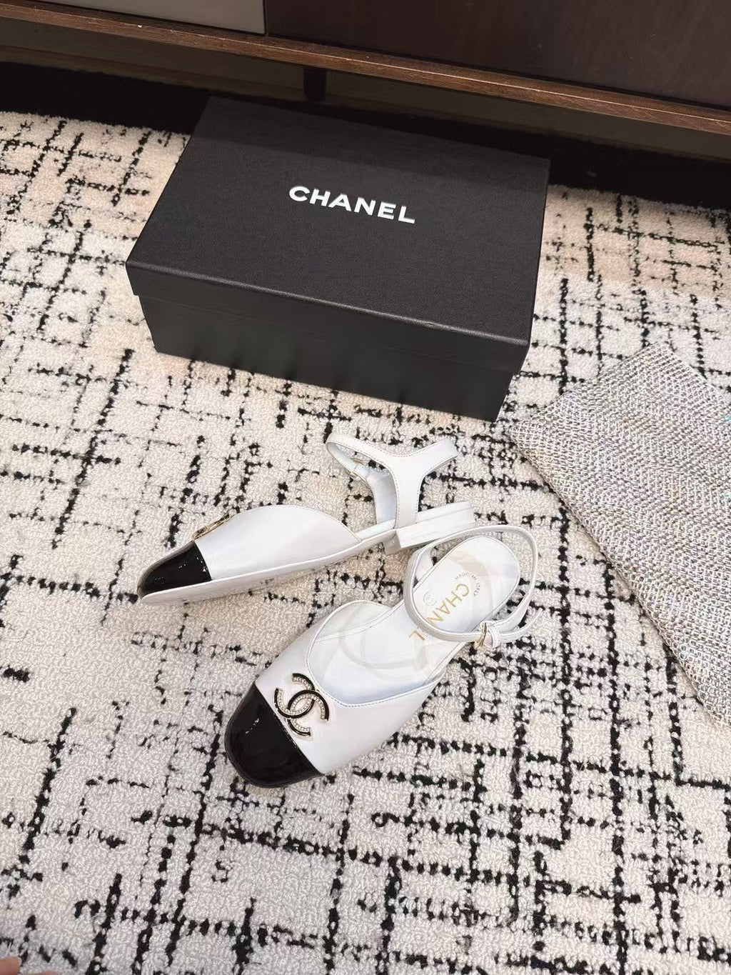 CHANEL FLAT SLINGBACKS IN WHITE MIX BLACK CALFSKIN